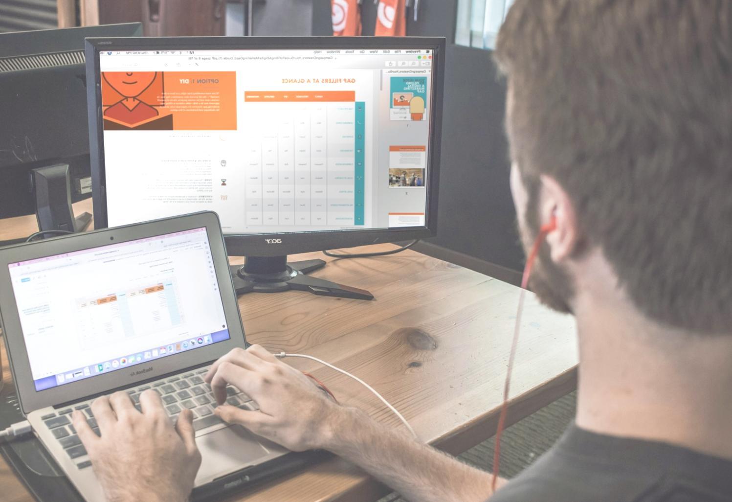 Equipo de análisis financiero trabajando con datos de mercado