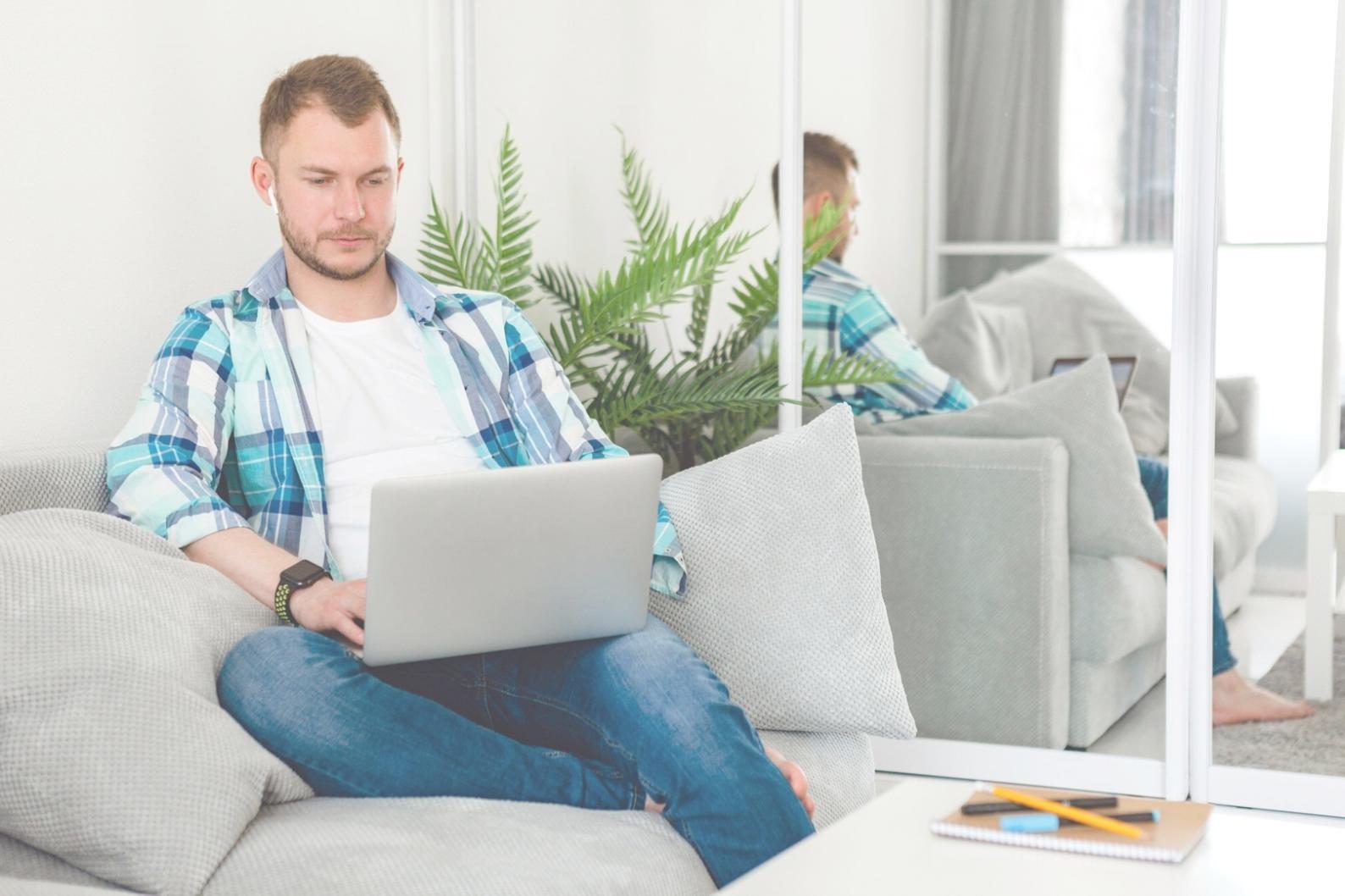 Estación de trabajo con configuración técnica recomendada para análisis financiero