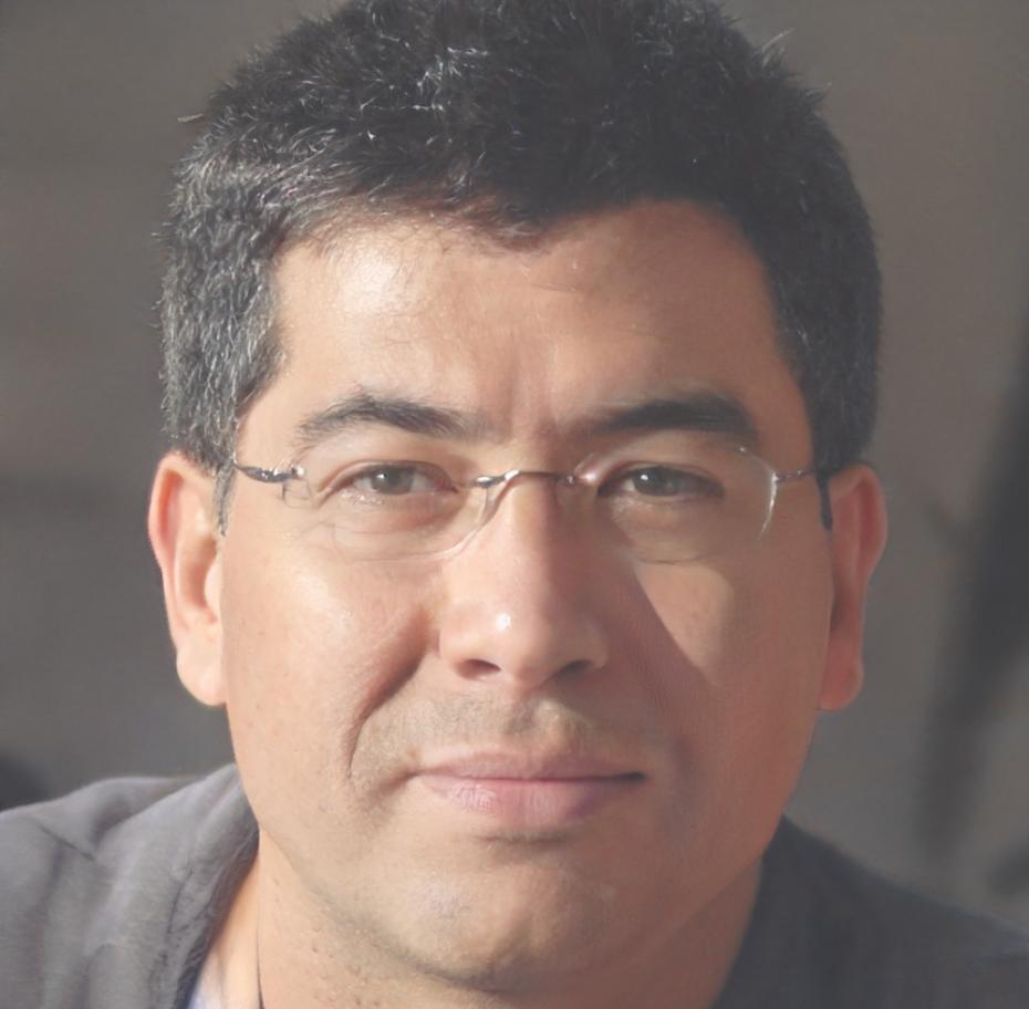 Retrato profesional de Emilio Vázquez