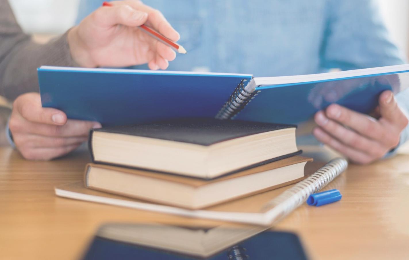 Estudiantes utilizando herramientas digitales para análisis financiero moderno